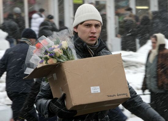 Preparations for March 8th holiday in Moscow