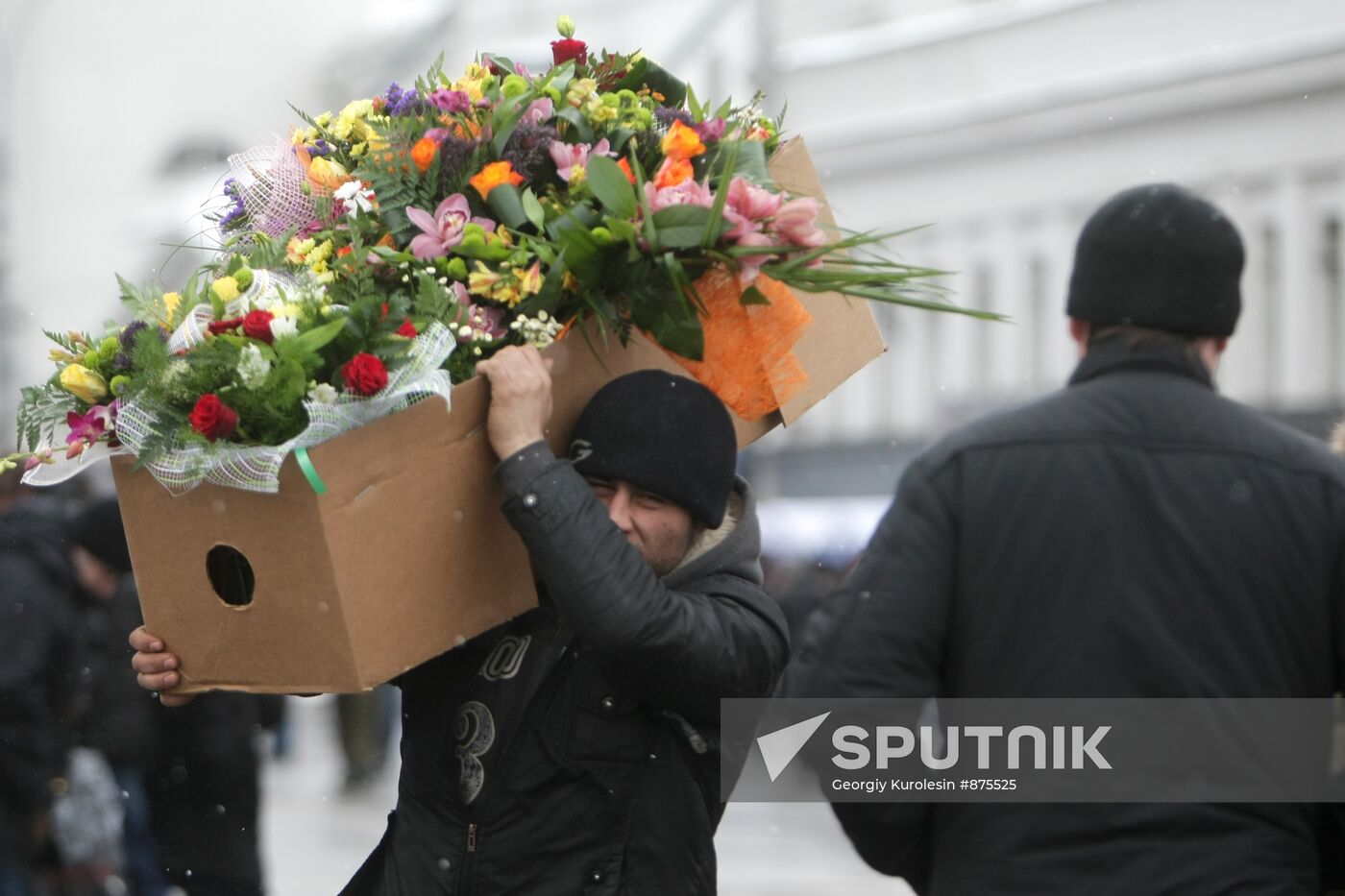 Preparations for March 8th holiday in Moscow