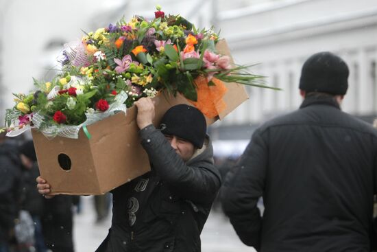 Preparations for March 8th holiday in Moscow