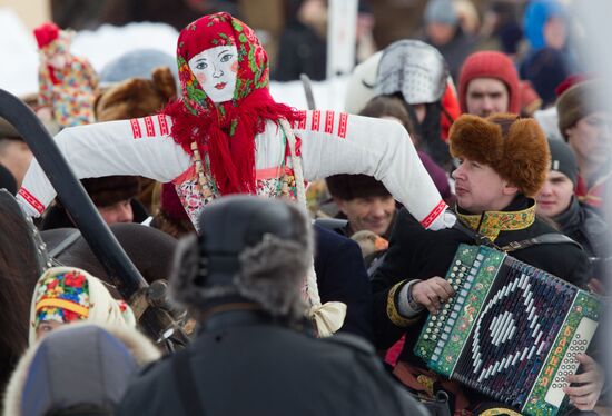 Maslenitsa celebration in Suzdal