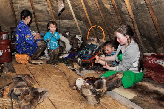 Women and children of Vanuito nomadic kin