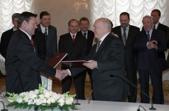 Y. Luzhkov and V. Serdyukov signed a collaboration agreement