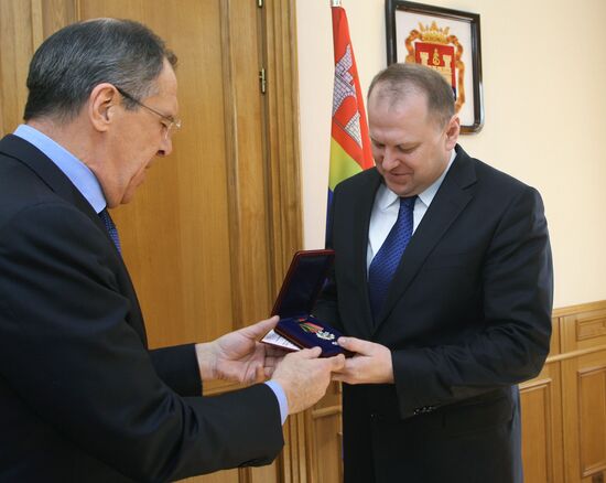 Sergei Lavrov presents RF MID award to Nikolai Tsukanov