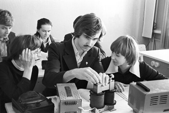 A physics lesson at school No. 104