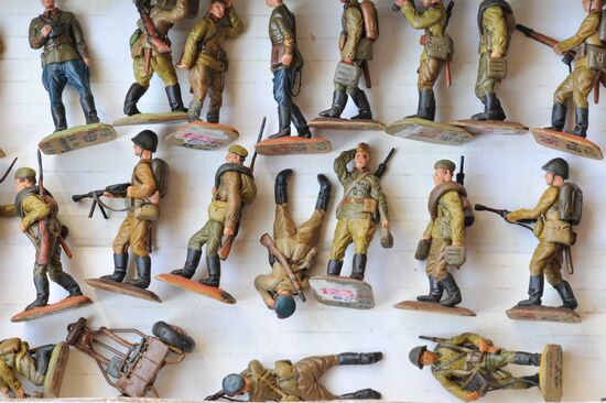 Collection of playdough soldiers made by Sergei Kiselyov