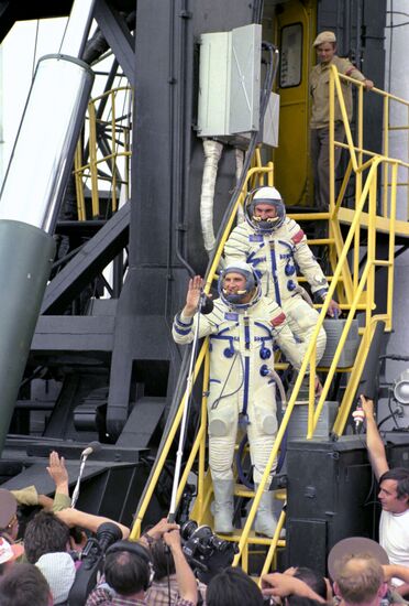 Cosmonauts Boris Volinov and Vitaly Zholobov before launch of Soyuz-21