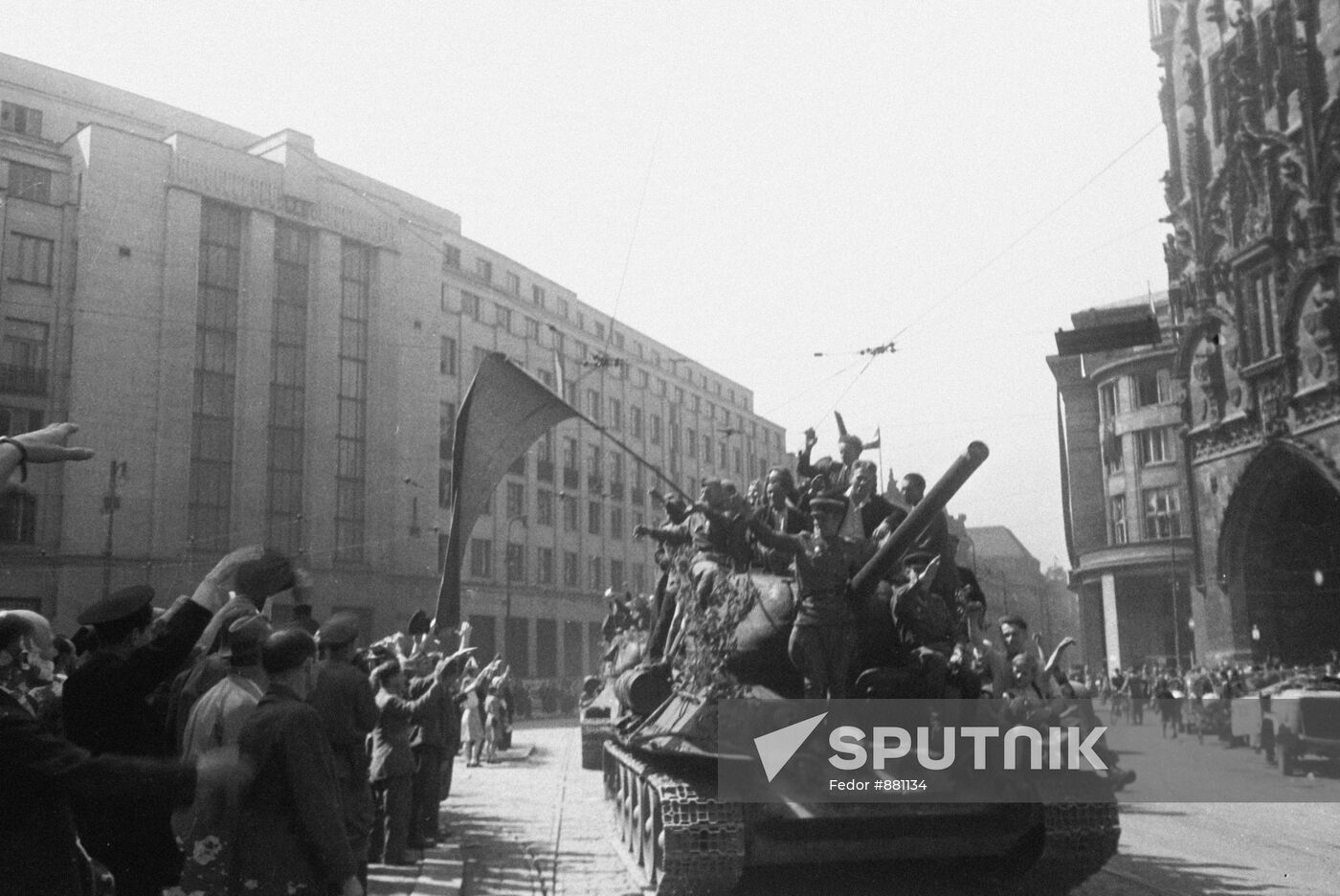 People of Prague welcome Soviet liberator-warriors
