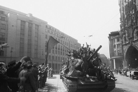 People of Prague welcome Soviet liberator-warriors