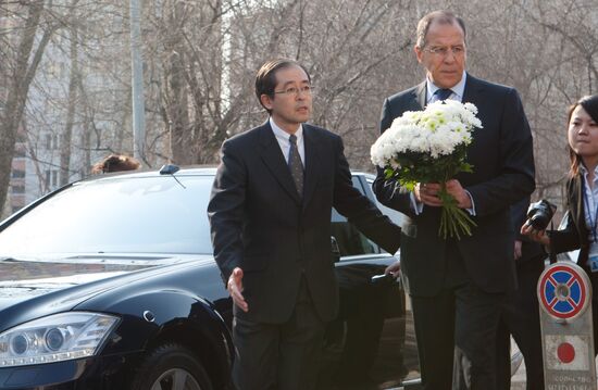 Sergei Lavrov laid flowers at the Japanese Embassy in Moscow