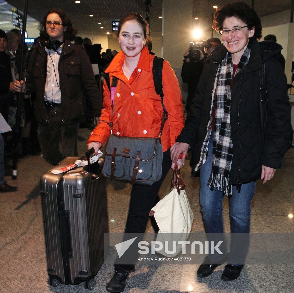 Russians return from Japan to Moscow