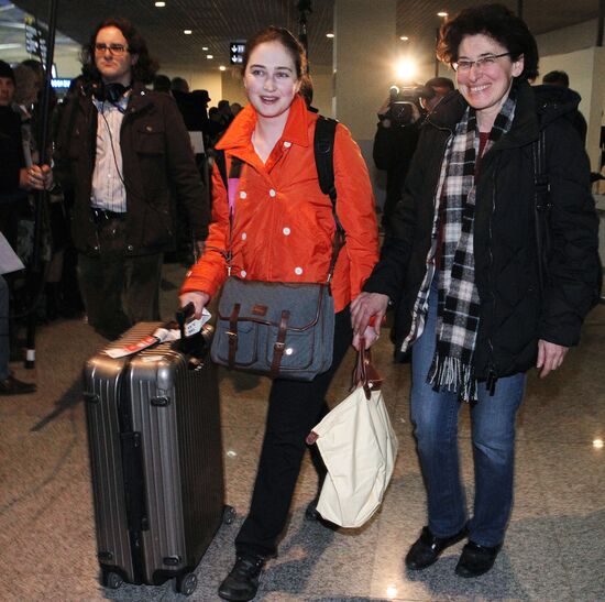 Russians return from Japan to Moscow