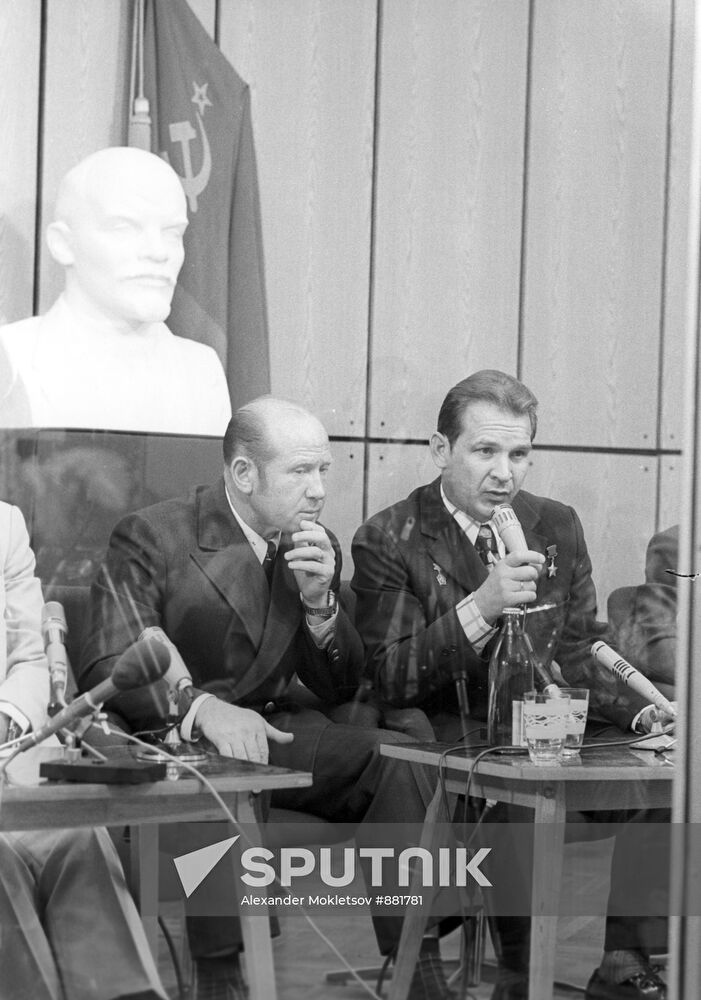 Cosmonaut Valery Kubasov answering questions at press conference