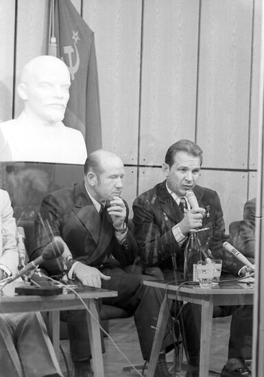 Cosmonaut Valery Kubasov answering questions at press conference