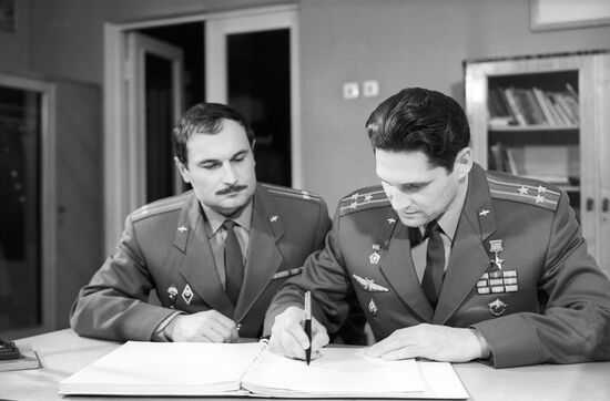 Cosmonauts Boris Volynov and Vitaly Zholobov at the class