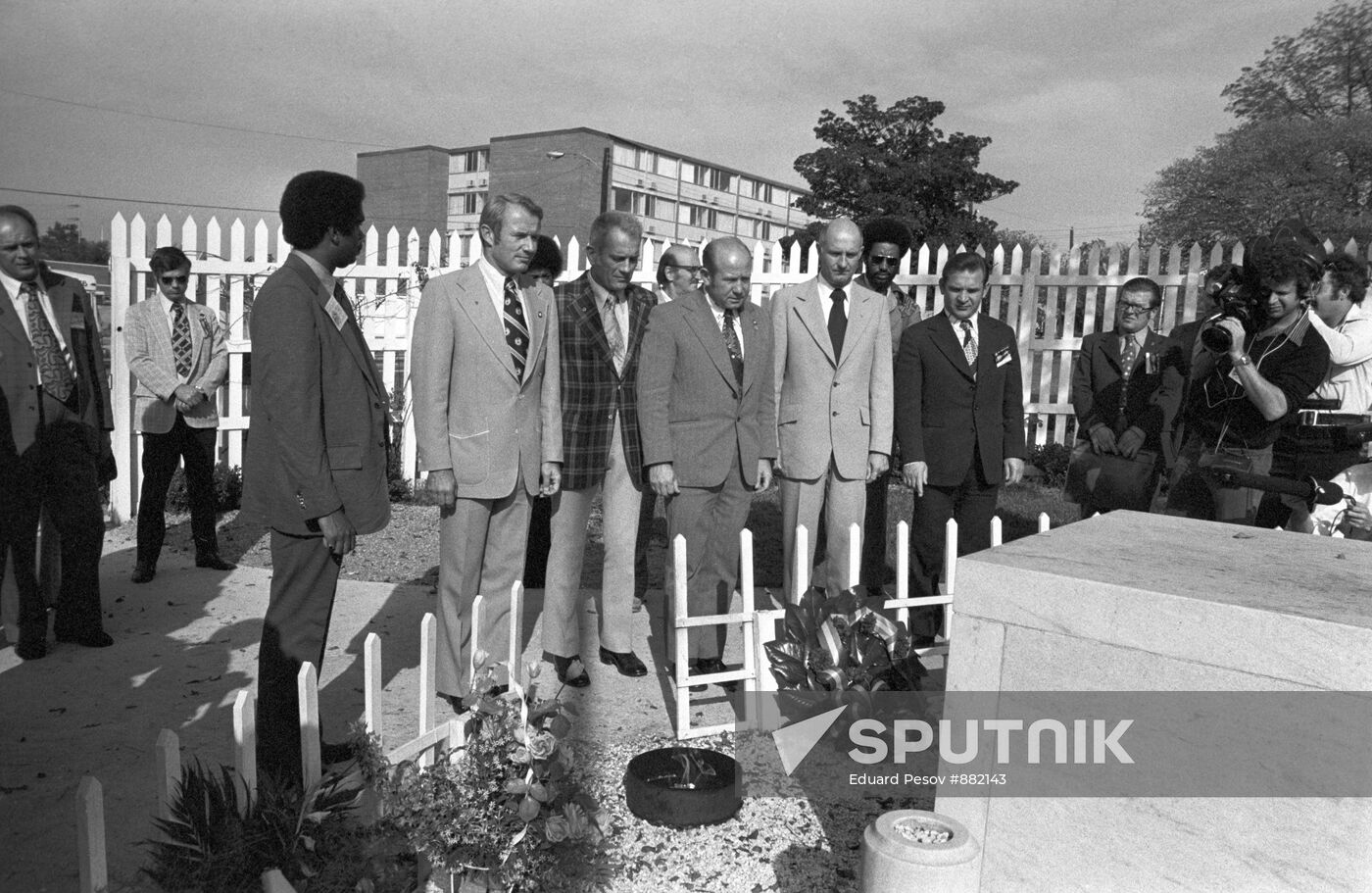 Soviet cosmonauts Alexei Leonov and Valery Kubasov visit tomb of racism fighter Martin Luther King