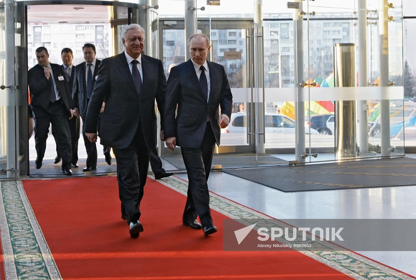 Vladimir Putin meets Mikhail Myasnikovich in Minsk