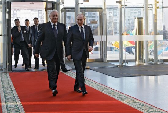 Vladimir Putin meets Mikhail Myasnikovich in Minsk