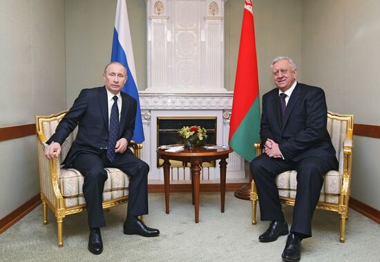 Vladimir Putin meets with Mikhail Myasnikovich in Minsk