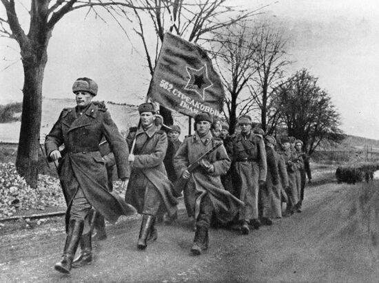 562 rifle regiment during march, February 1945
