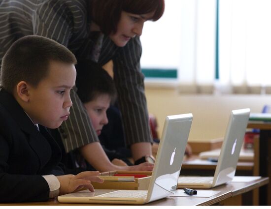 Classes on Russia's new primary school curriculum