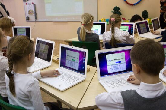 Classes on Russia's new primary school curriculum