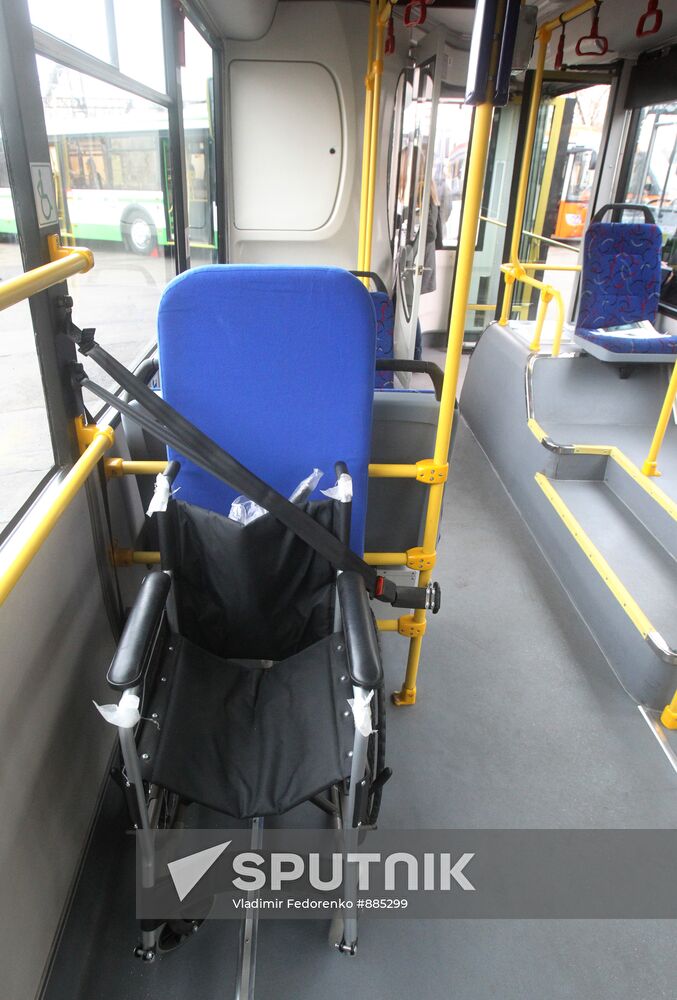Manual ramp for wheelchairs