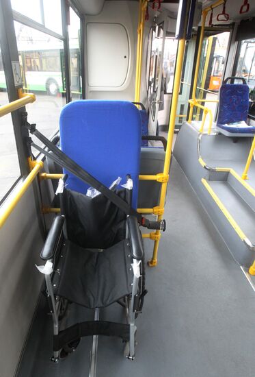 Manual ramp for wheelchairs
