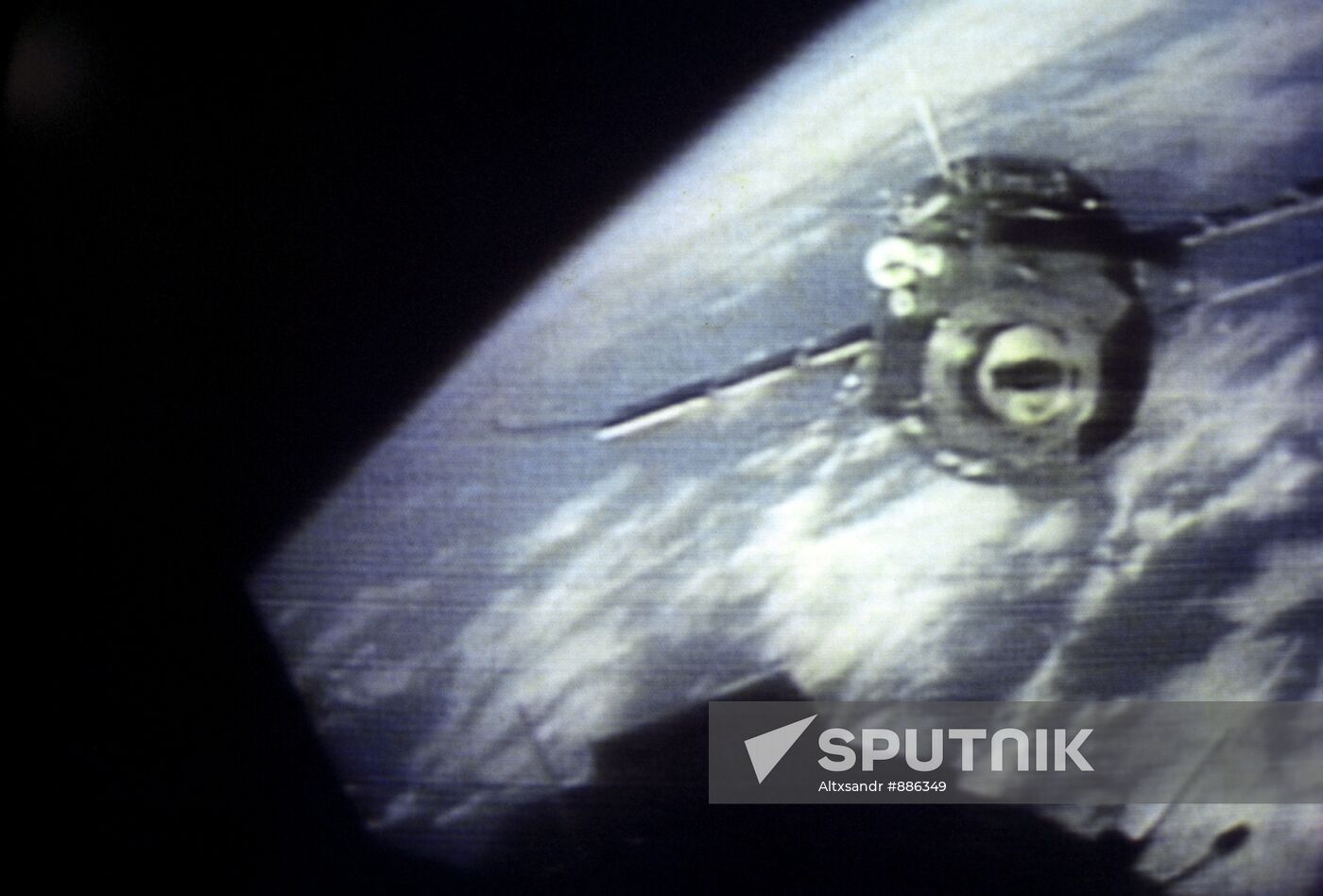 Test flight of Soyuz and Apollo spacecraft