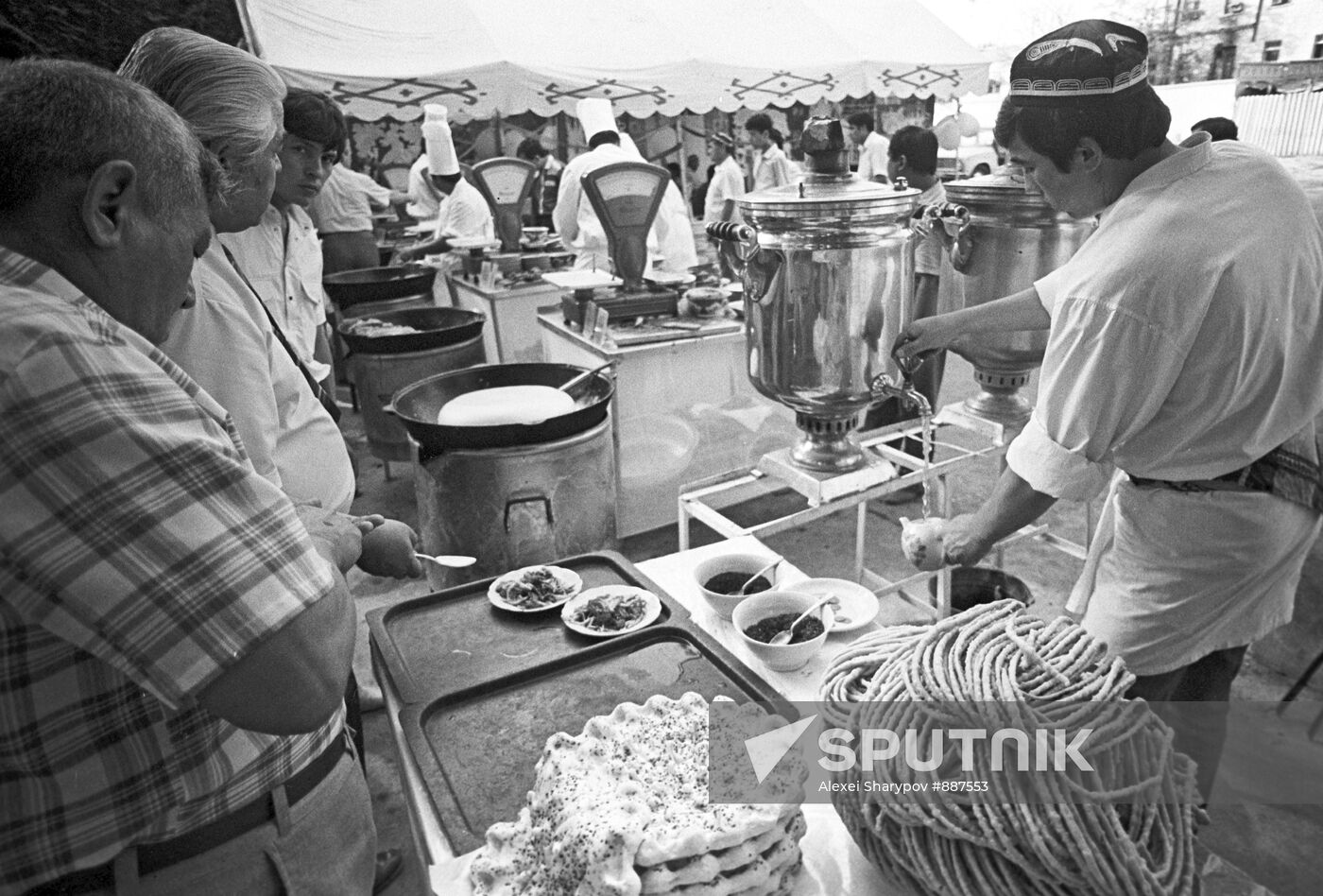 Salesman brewing tea for customers
