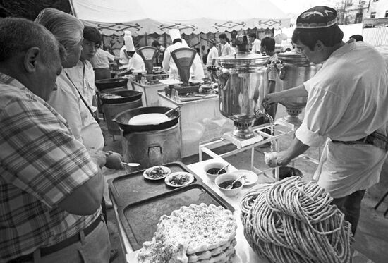 Salesman brewing tea for customers
