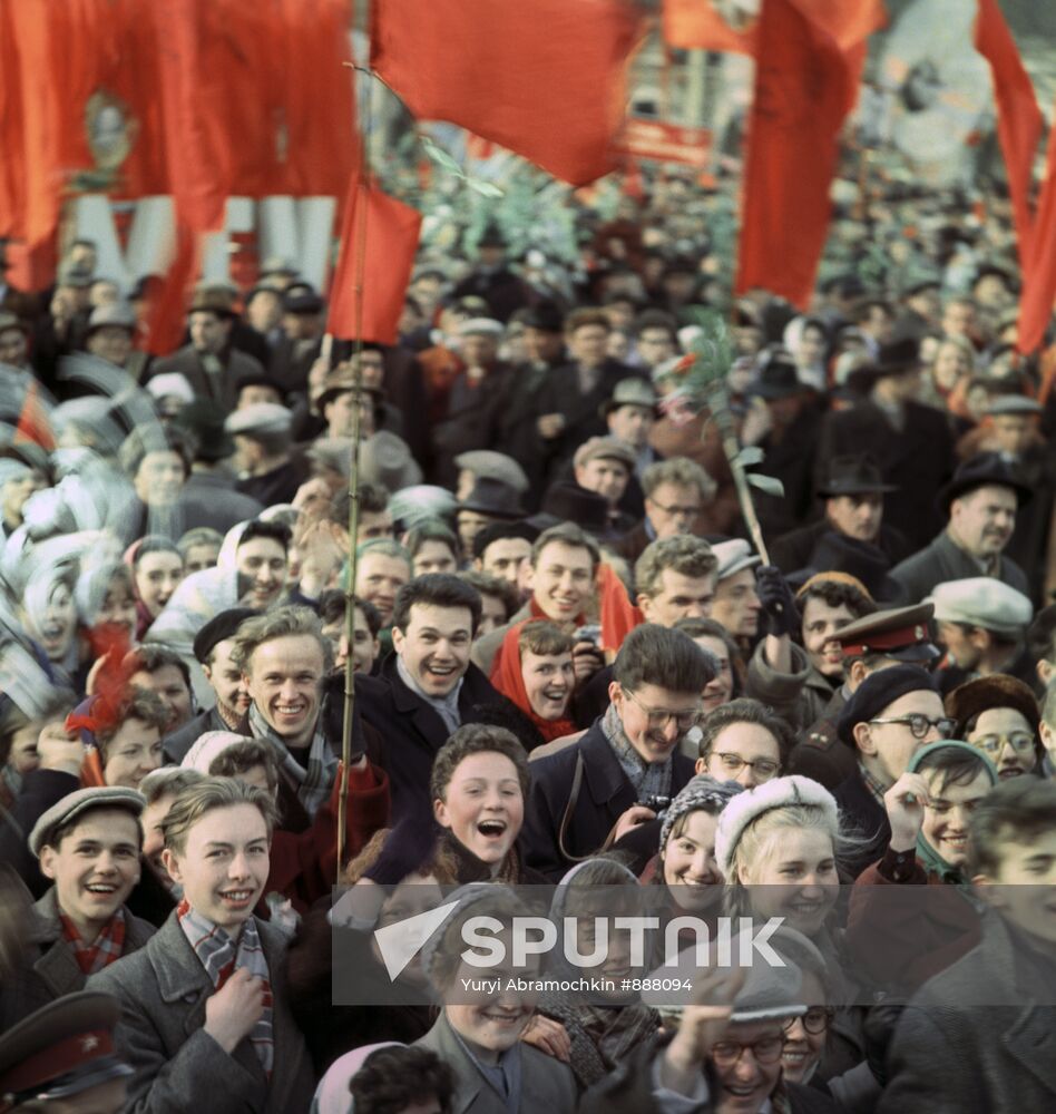 Muscovites greeting cosmonaut Yuri Gagarin