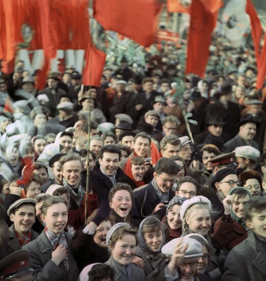 Muscovites greeting cosmonaut Yuri Gagarin