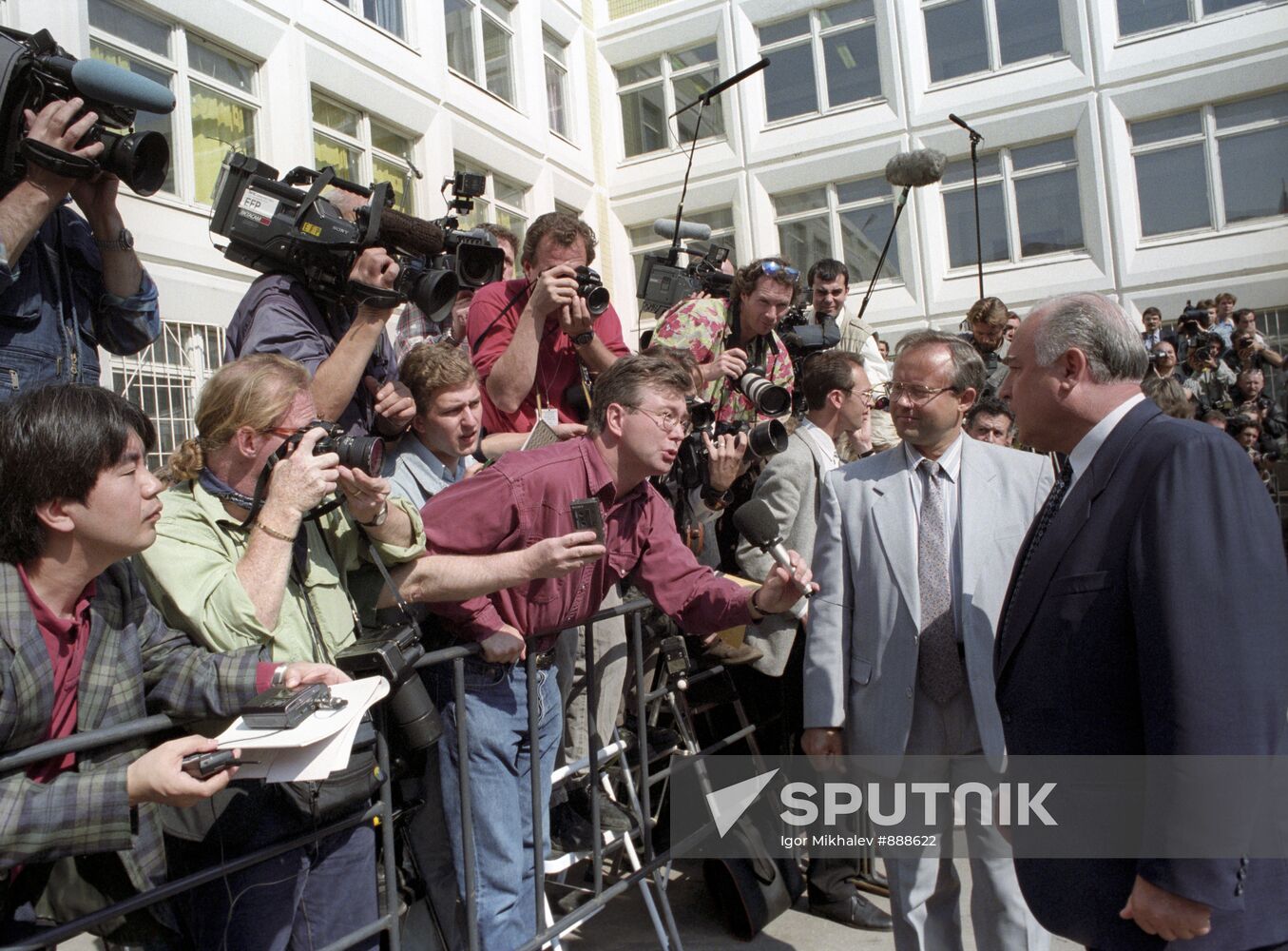 Viktor Chernomyrdin at polling station