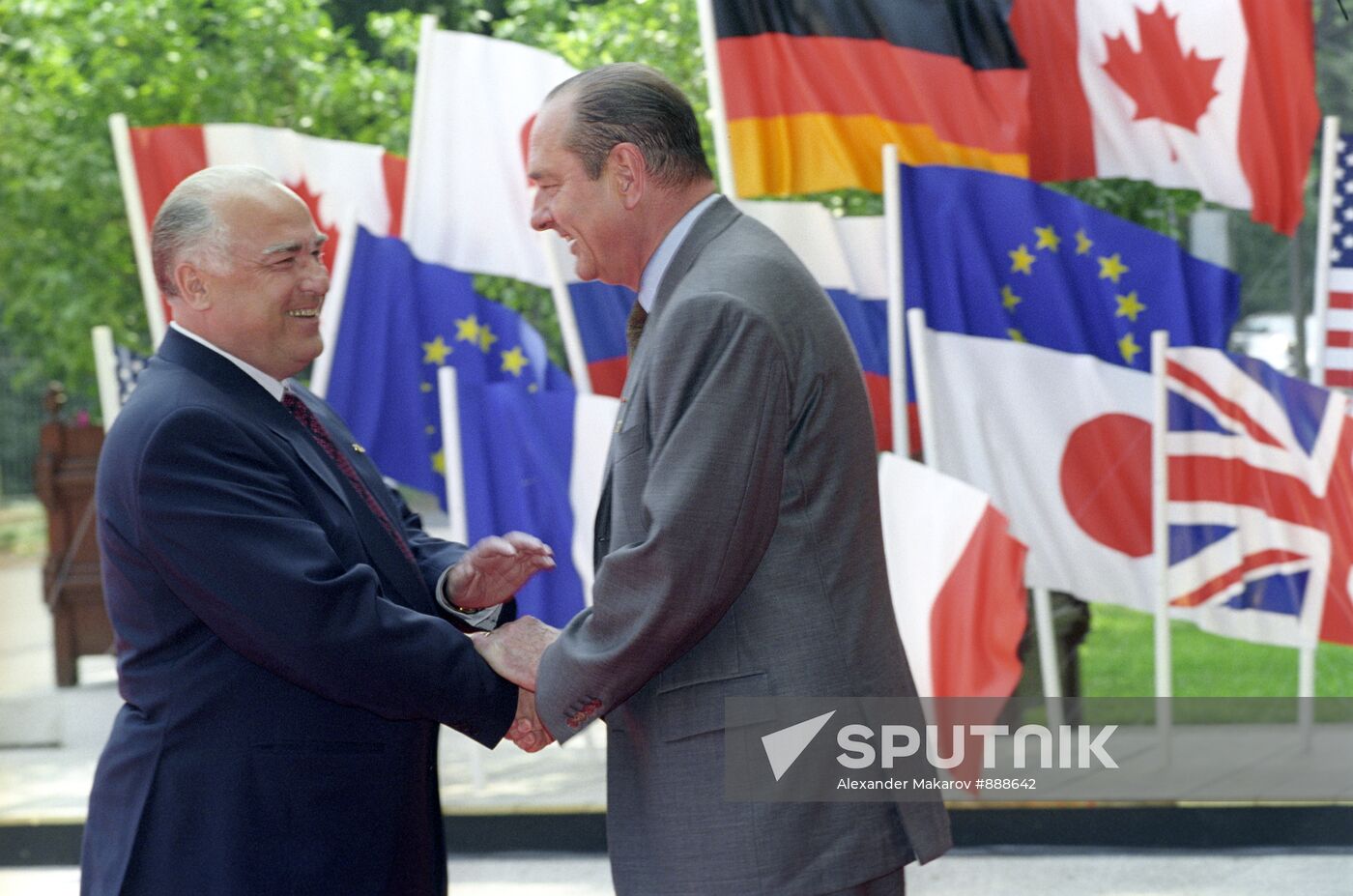 Viktor Chernomyrdin and Jacques Chirac at G7 summit