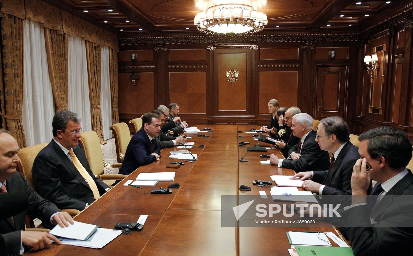 Dmitry Medvedev meets with Robert Gates