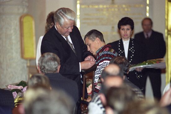 Boris Yeltsin awards wheelchair marathon runners