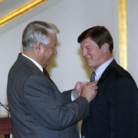 Boris Yeltsin awarding Alexander Kulesh