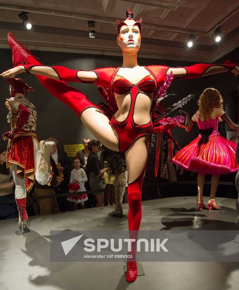 Cirque du Soleil costumes exhibition "The Dream Weavers"