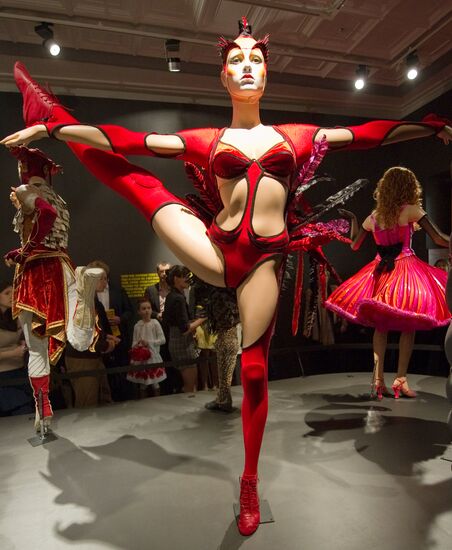 Cirque du Soleil costumes exhibition "The Dream Weavers"
