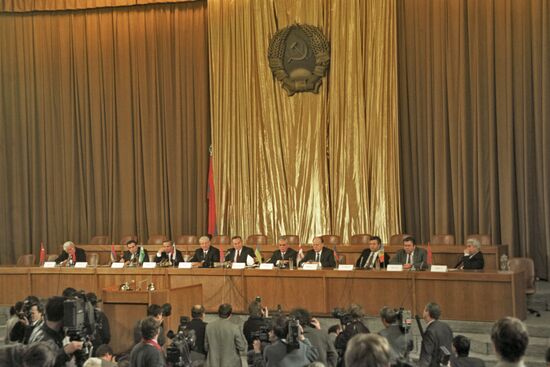 News conference after signing the declaration on CIS formation