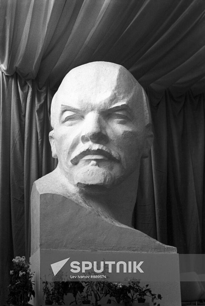 Sculpture "V.Lenin"