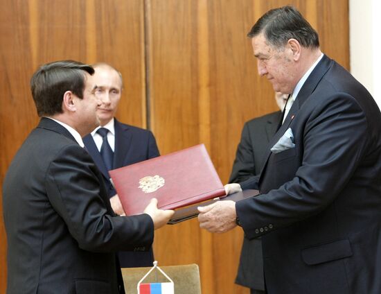 Vladimir Putin visits Serbia