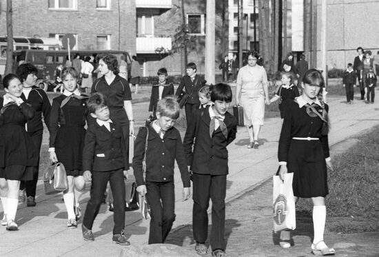 Snechkus young residents going to school