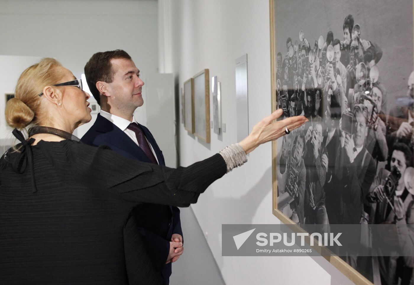 Dmitry Medvedev visits exhibition of art objects