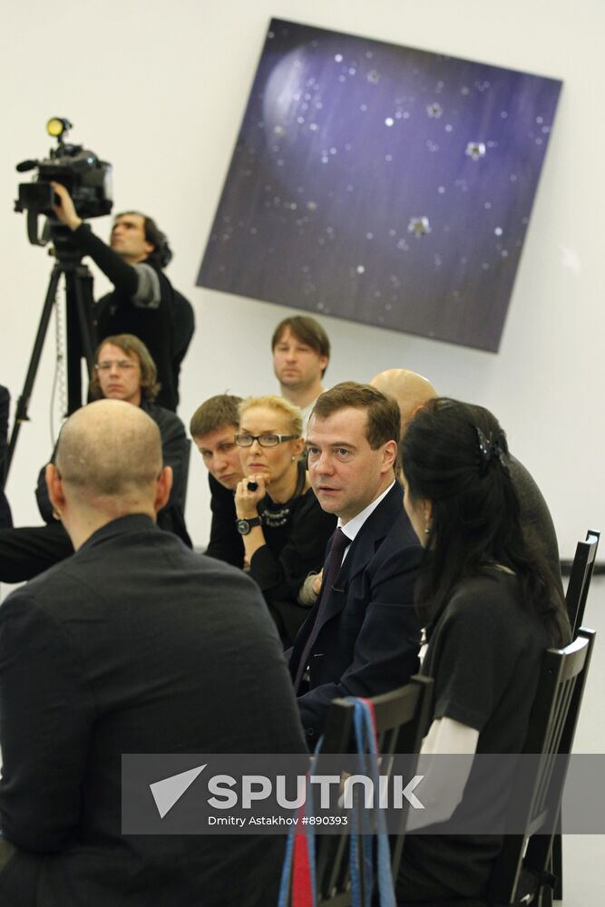 Dmitry Medvedev meets artist in Moscow House of Photography