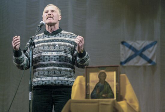 Vladimir Gostyukhin performing