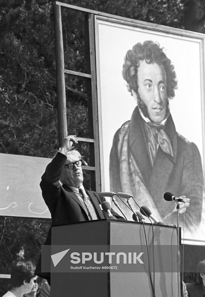 Semyon Geichenko speaking