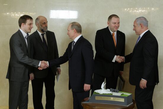 Vladimir Putin, Benjamin Netanyahu at presentation of monuments