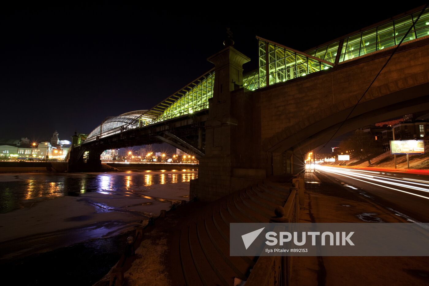Pedestrian bridge at Kievsky station without illumination