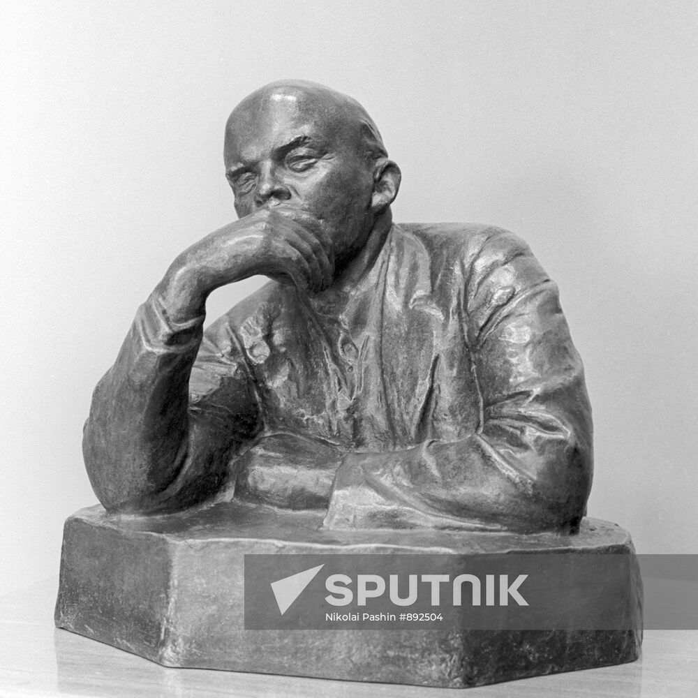 Sculpture portrait of Vladimir Lenin